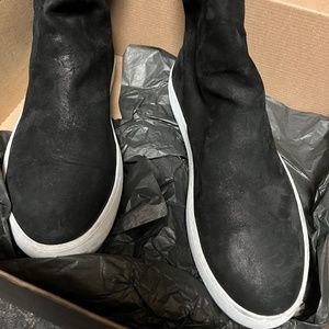 Size 37 waxed suede sneaker